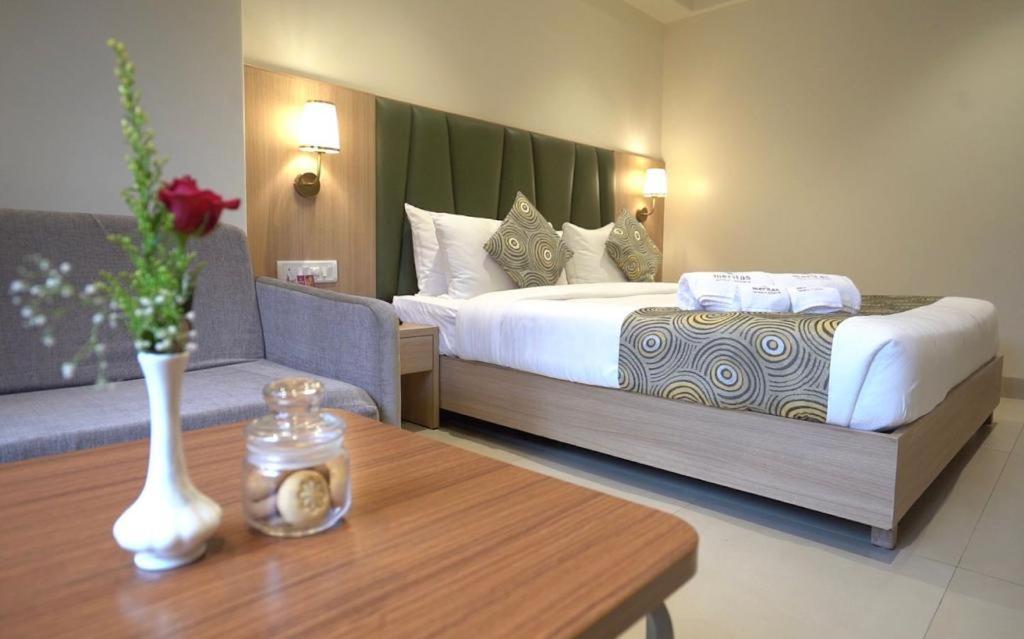 Meritas Crystal Resort Lonavala Kültér fotó