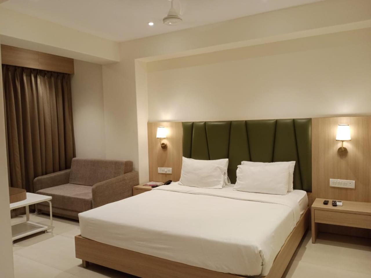 Meritas Crystal Resort Lonavala Kültér fotó